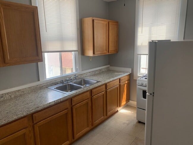 Building Photo - Charming Coming Street Retreat in the Heart of Historic Charleston