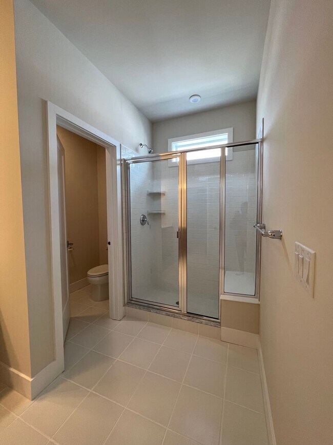 Building Photo - Gorgeous 3BD/2.5BA Waterfront Townhome!