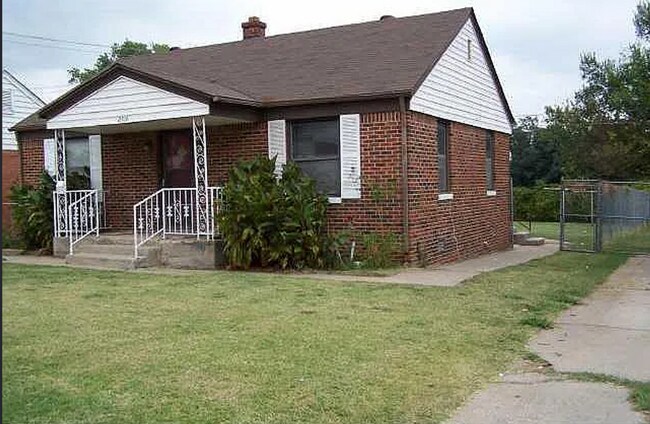 Building Photo - 2316 Miramar Blvd