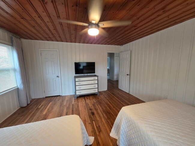 Building Photo - Pink Flamingo #1