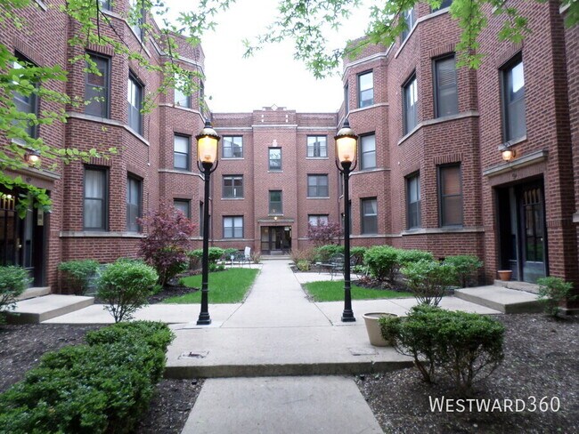 Building Photo - 907 W Cornelia-1N