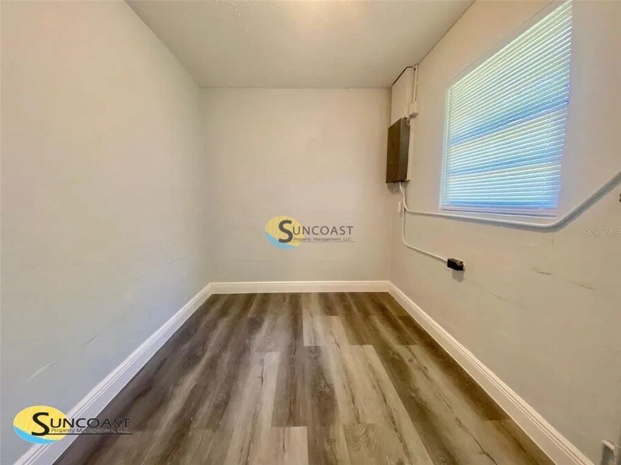 Building Photo - 1419 NE 25th Pl