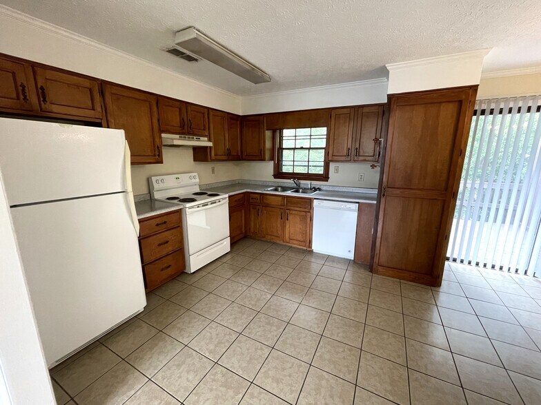 Building Photo - 107 Barrington Dr