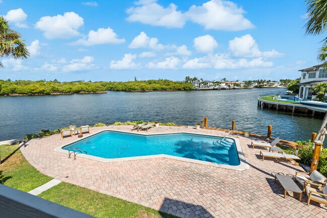 Building Photo - 1005 Bel Air Dr