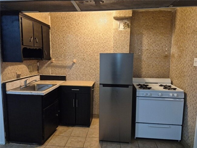 Building Photo - 818 E 51st St