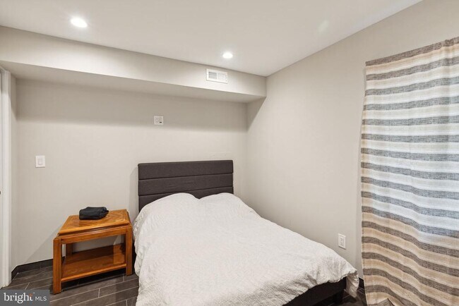 Building Photo - 1510 N Hollywood St