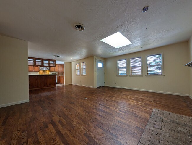 Building Photo - 890 E 29th Ave