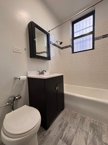 Building Photo - 3346 N Marshfield Ave