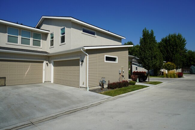 Building Photo - 38 E Ranch Dr