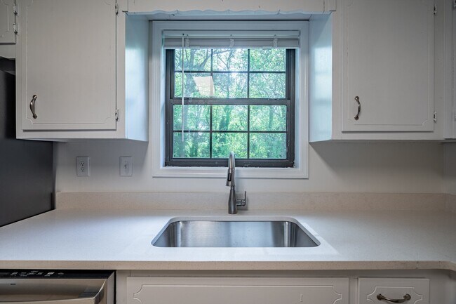 Building Photo - Stunningly renovated 4 bedroom 3 bathroom ...