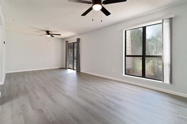 Building Photo - 308 Miracle Strip Pkwy SW
