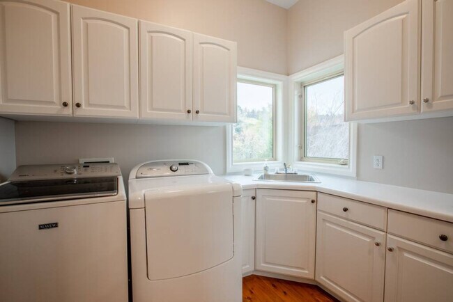 Building Photo - 678 Scenic Hills Dr