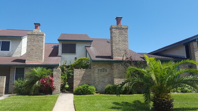 Building Photo - Havre Lafitte Townhouse off of 75th St. (6 blocks from Seawall)