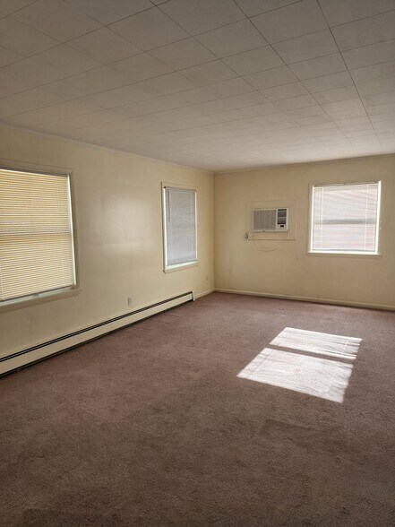 livingroom - 220 W Frank St