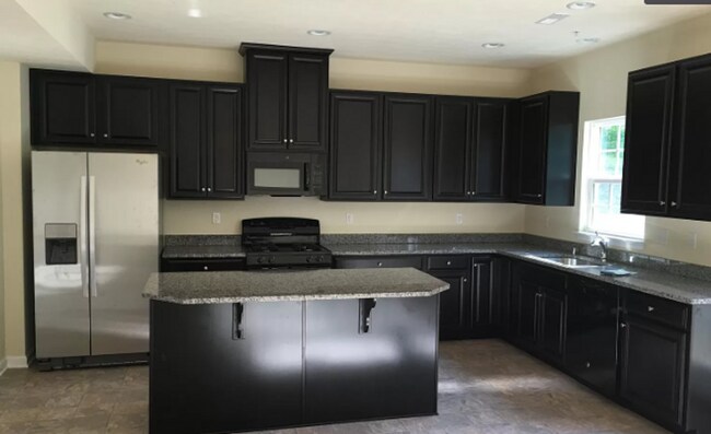 Building Photo - Gorgeous 3 BD/ 2.5 BA Townhouse Available ...