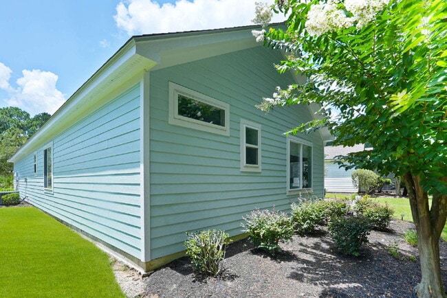 Building Photo - 211 Hampton Cir