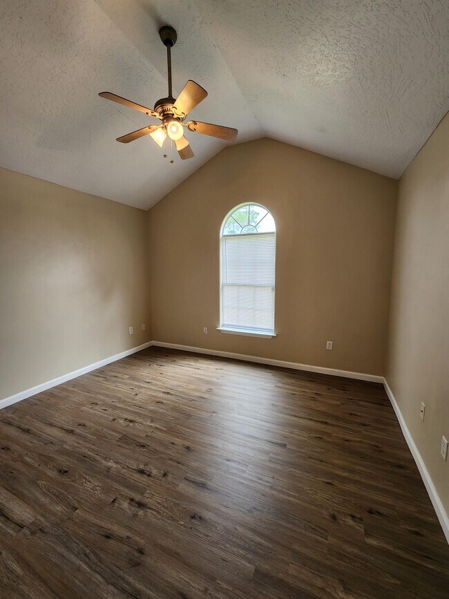 Building Photo - 8193 Redstone Dr