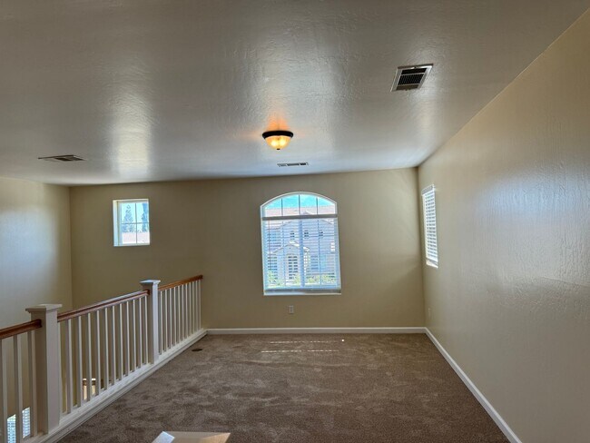 Building Photo - Four bedroom home in the Southwest!