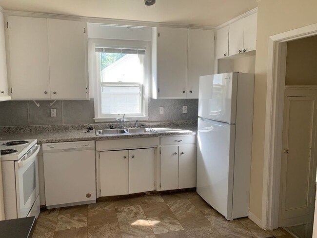 Building Photo - 4 BR/2 BATH HOUSE NEAR AUGUSTANA & USF W/ ...