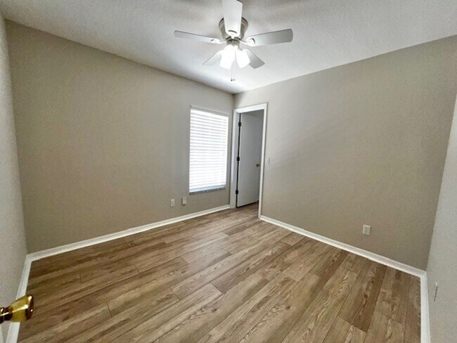 Building Photo - Welcome Home! Updated flooring & fresh interior paint! Move in OCTOBER! Beautiful 3X2 with attach...