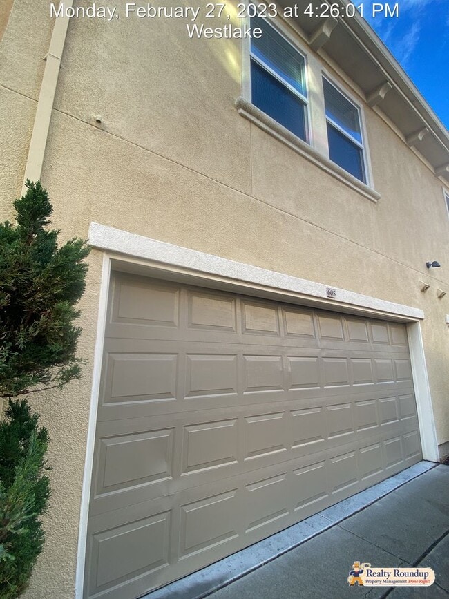 Building Photo - Pristine Condo with New Carpet and Dual Master Suites