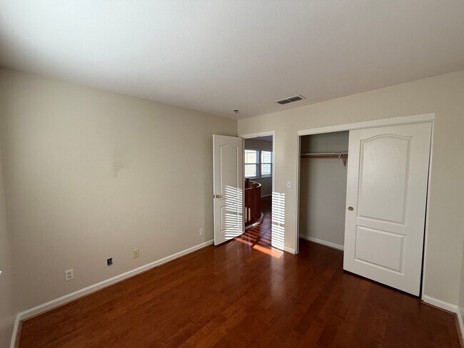 Building Photo - 5 bedrooms located in Redbridge Gated Community!