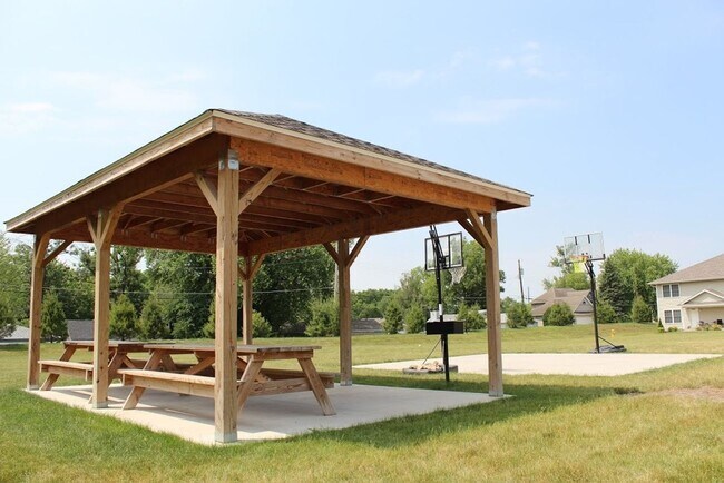 Building Photo - Gorgeous 3 Bedroom Townhome
