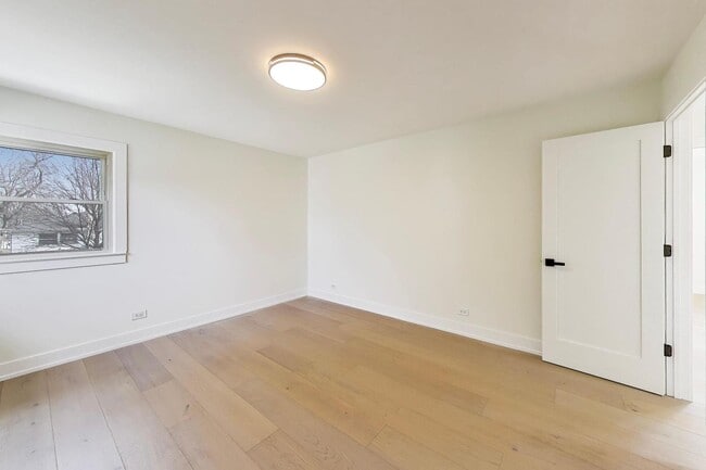 Building Photo - 909 S Waverly Ave