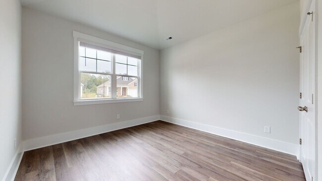 Building Photo - 3 Bedroom Home in WATERSIDE!