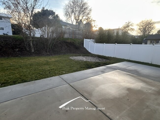 Building Photo - 2070 Kelly Dr