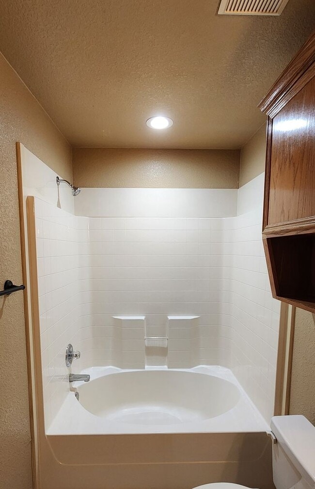 Building Photo - Beautiful 3bed/2bath Duplex near Clear Cre...