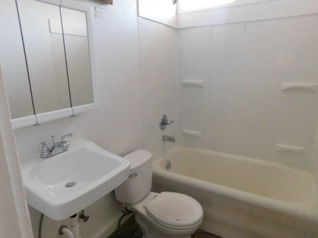 Building Photo - 4Bd/1Ba Two Story Home - Available Soon!