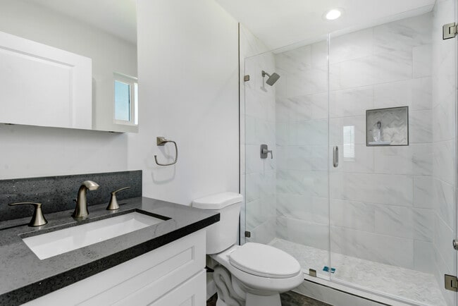 Building Photo - 6554 Kinlock Ave