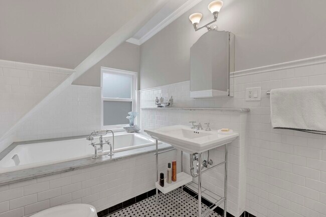 Building Photo - 2109 N Clark St
