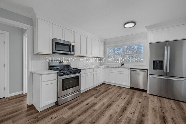 Building Photo - 204 N Holly Ave