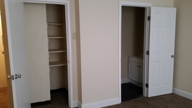 Building Photo - Large Town Home