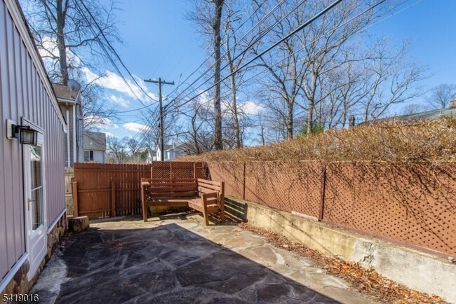 Building Photo - 25 Lake Rd