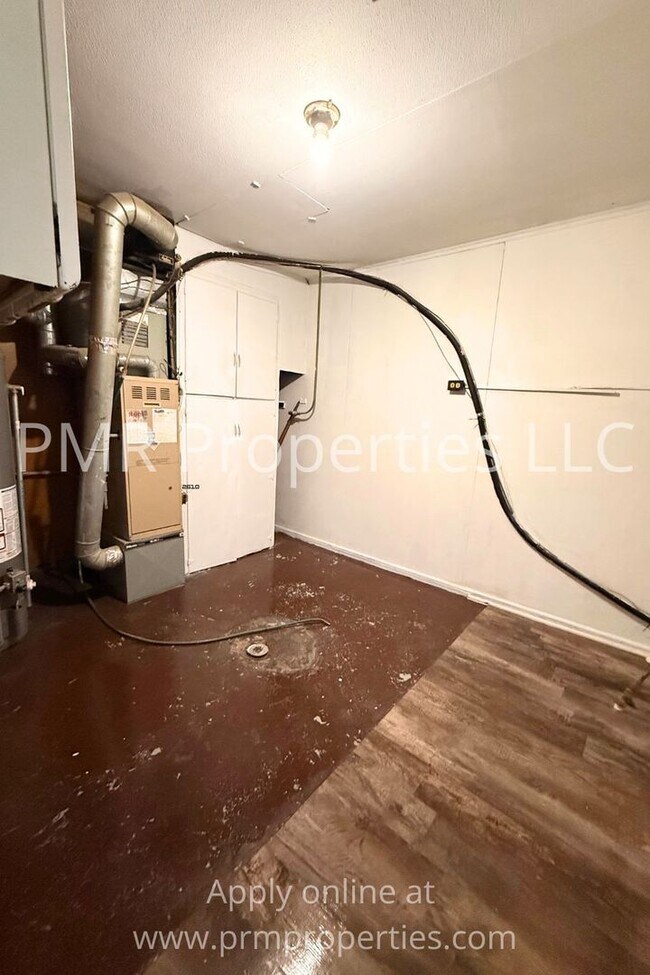 Building Photo - 3 Bedrooms / 1 Bathroom House