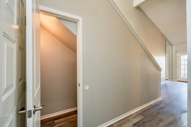 Building Photo - Fully Remodeled Townhome with Loft and Pri...