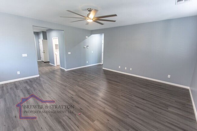 Building Photo - 391 S 163rd Dr - 4BR, 2BA - Sarival/Van Buren