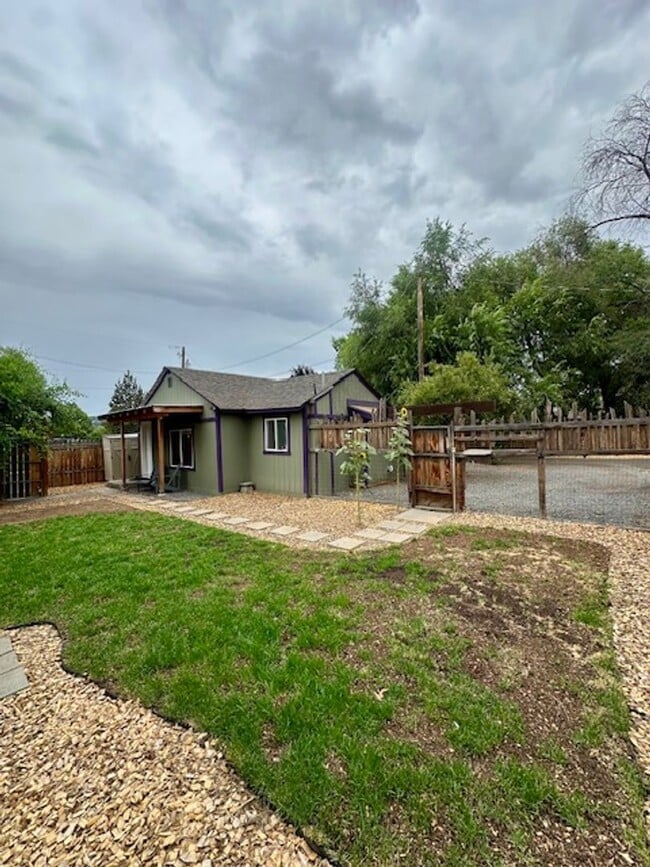 Building Photo - Great one bedroom unit in mid-town!  A must see!