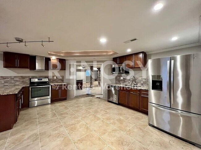 Building Photo - 5 Bedroom Home in Overland Park