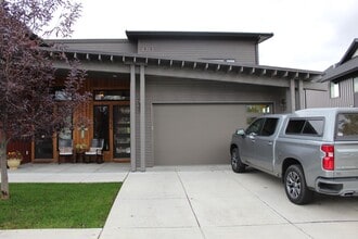 Building Photo - Stunning Fully Furnished Townhome with Lak...