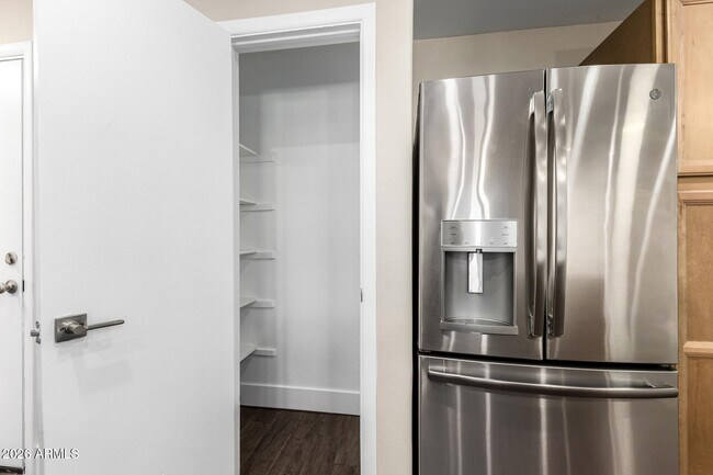 Building Photo - 7613 W Devonshire Ave