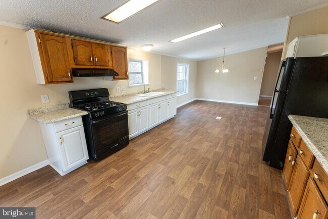 Building Photo - 1205 W 6th St