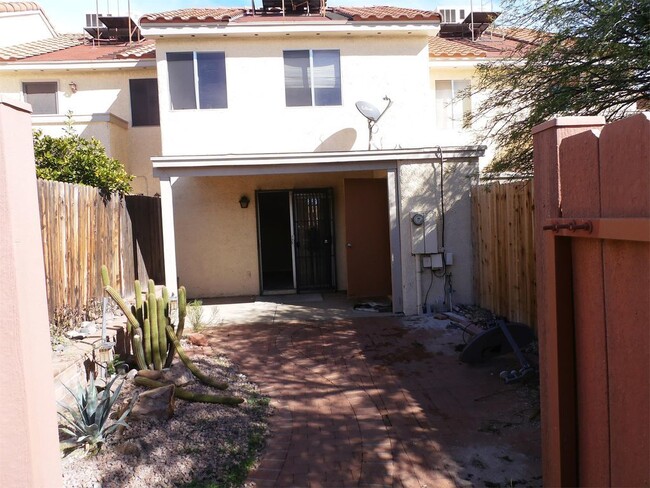 Building Photo - West Ironwood Hill Dr & Greasewood Rd 2/2