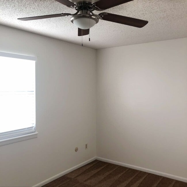 Building Photo - 905 Ponderosa Dr