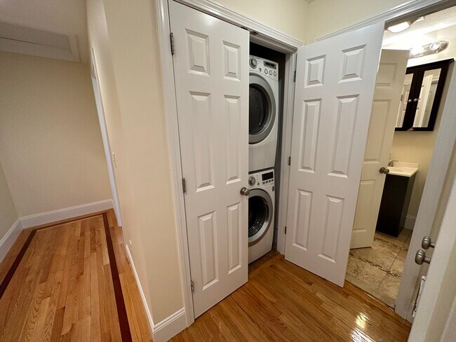 Building Photo - 8 Grant St