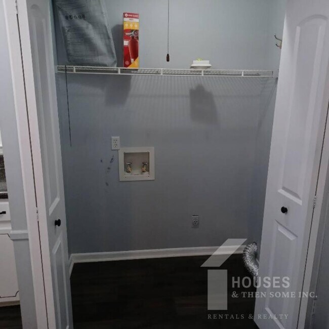 Building Photo - 14 Baggott St