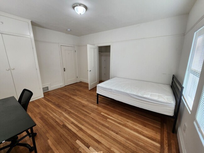 Building Photo - Private Bedroom Near UC Berkeley Campus